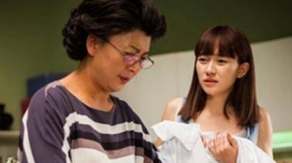 Về chơi nhà bạn trai, tôi bật khóc khi nhìn thấy mẹ đẻ hì hụi rửa 20 mâm bát phía sau nhà