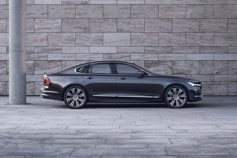 Volvo S90.