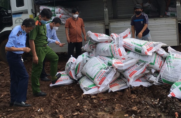 Phân bón sản xuất theo "công nghệ cuốc xẻng" vẫn làm loạn thị trường