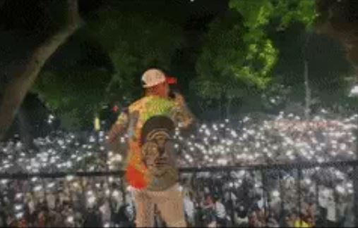 Concert "0 đồng" độc nhất Vpop: Nam ca sĩ mở ban công ra là sân khấu, người qua đường bật flash hóa thành fan