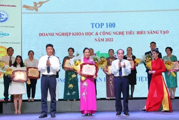 Bà Nguyễn Thị Huệ đại diện Lãnh đạo Công ty Cổ phần Fucoidan Việt Nam nhận bảng Vàng vinh danh Top 100 doanh nghiệp tiêu biểu sáng tạo 2022.