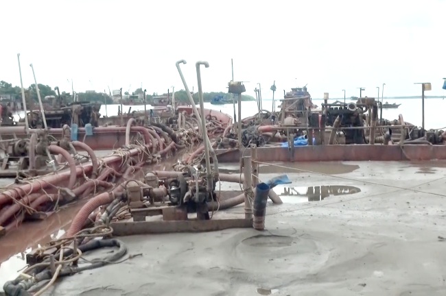 Tiền Giang: Tạm giữ 8 phương tiện vận chuyển cát không rõ nguồn gốc