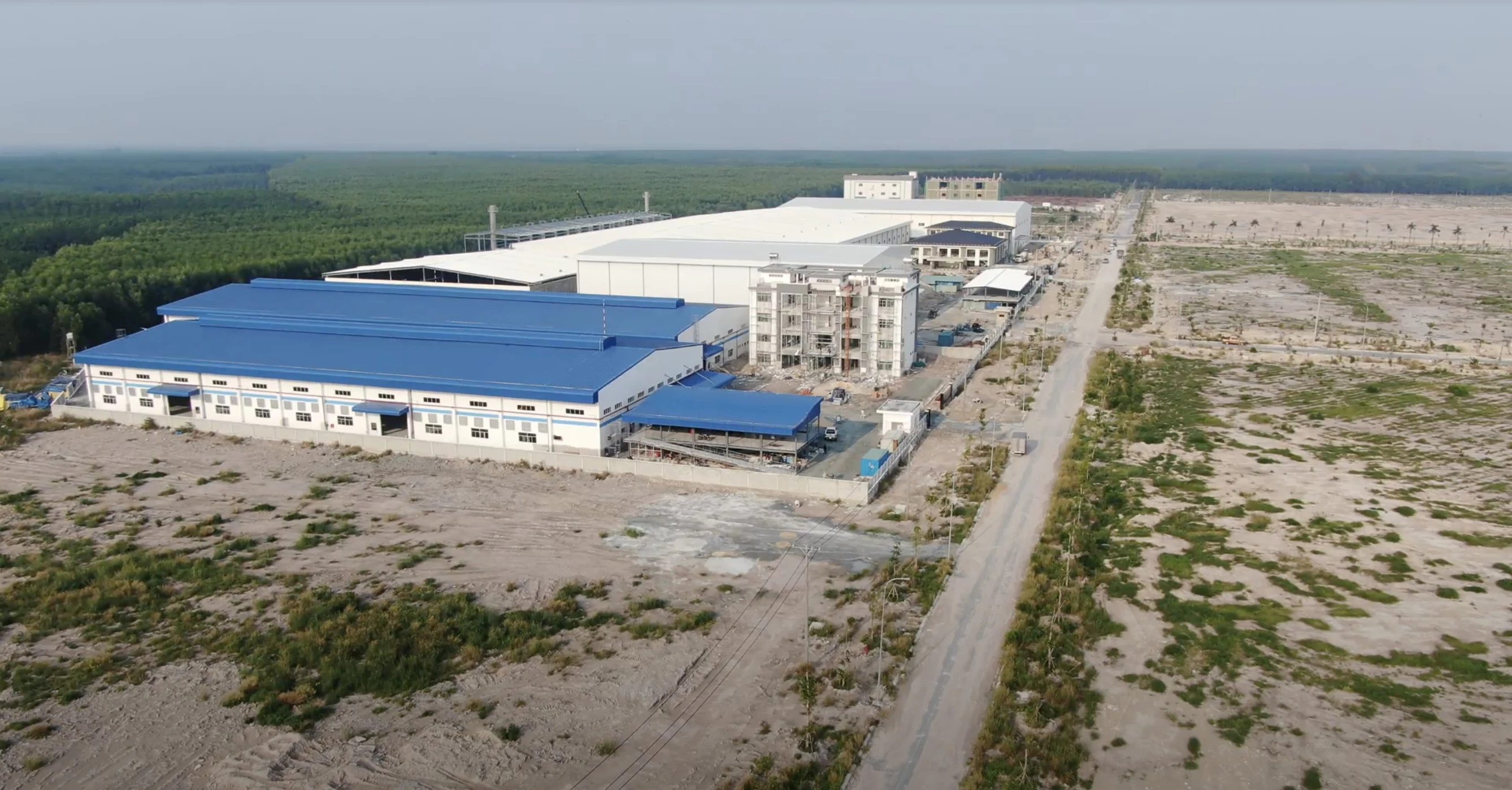 Một nhà máy đang mọc lên ở KCN Minh Hưng Sikico có diện tích 655 hecta (H.Hớn Quản, Bình Phước).