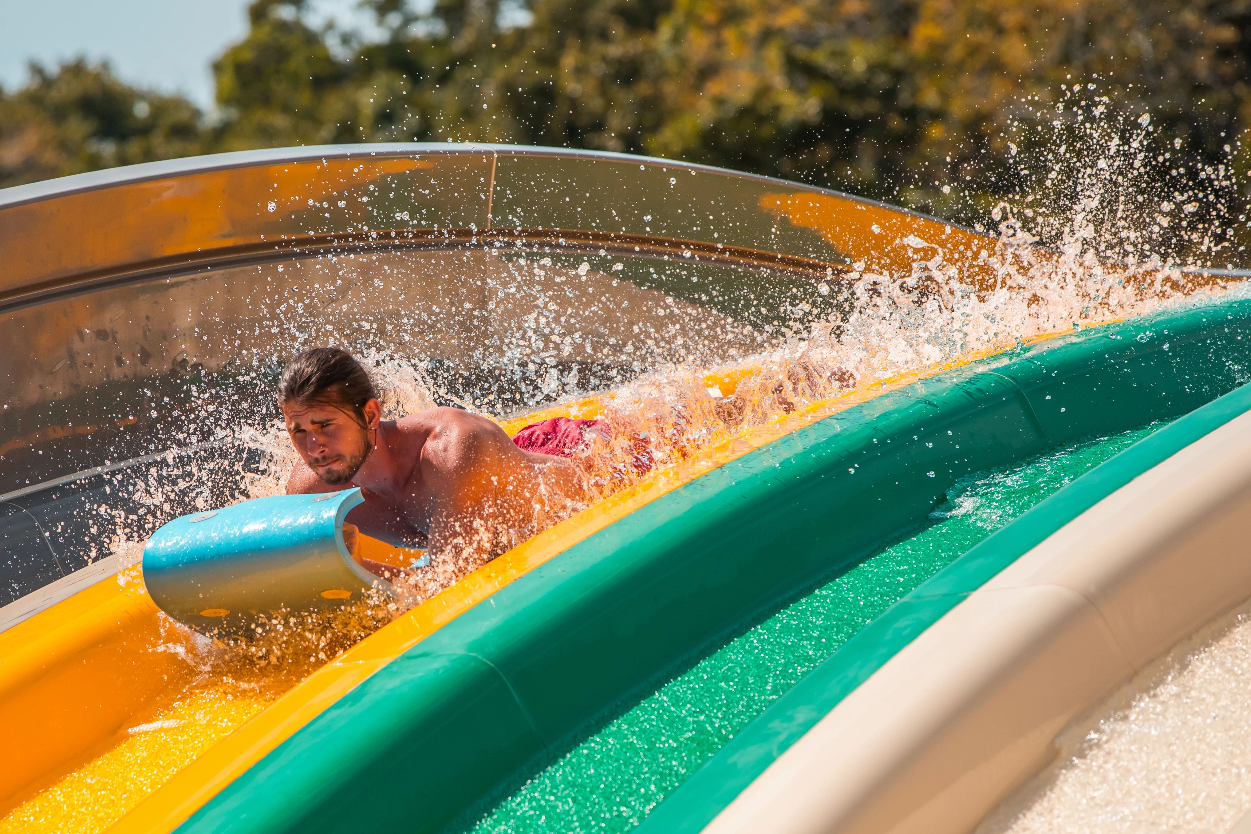 Đường trượt nước đầy phấn khích tại công viên nước Aquatopia Water Park Đường trượt nước đầy phấn khích tại công viên nước Aquatopia Water Park