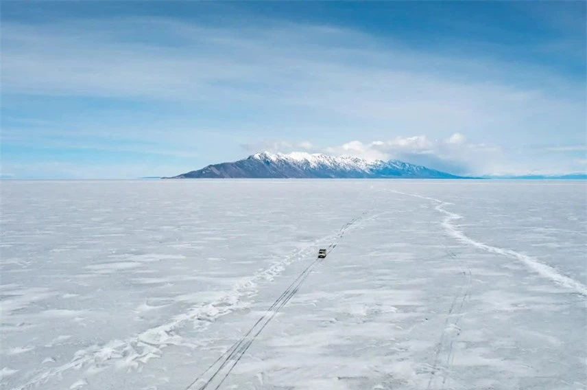 Lái xe qua vùng băng rộng lớn của Hồ Baikal. Ảnh: The Guardian.