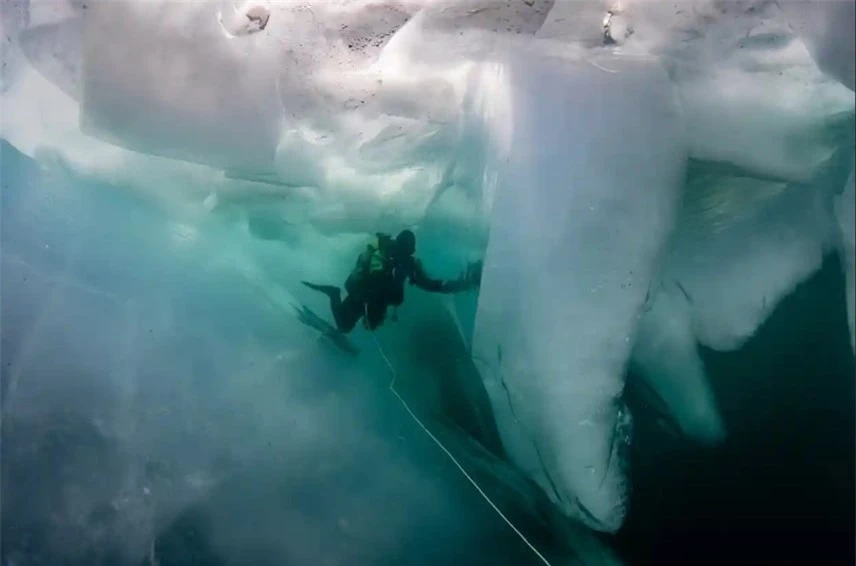 Những tảng băng khổng lồ bên dưới mặt hồ. Ảnh: The Guardian.