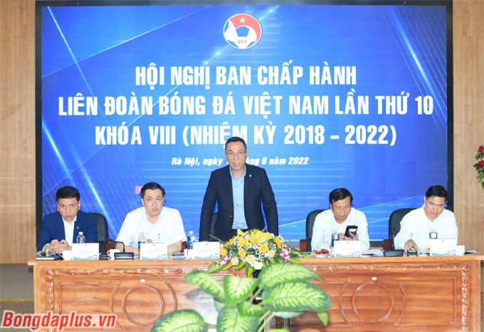 Quyền Chủ tịch VFF - Trần Quốc Tuấn phát biểu khai mạc Hội nghị BCH - Ảnh: Đức Cường