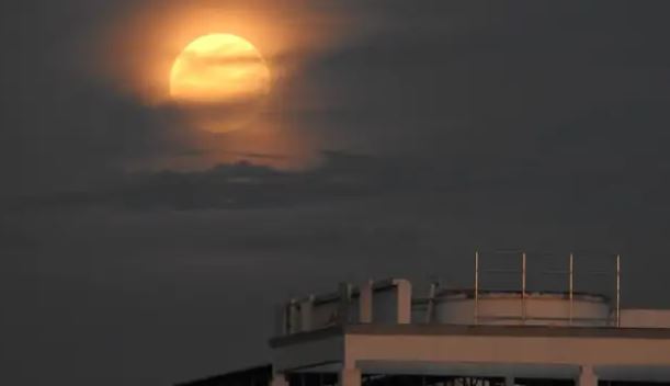 Vừa hết siêu trăng máu, "siêu trăng dâu" lại xuất hiện to đẹp rực rỡ, dân tình khắp thế giới háo hức đón xem