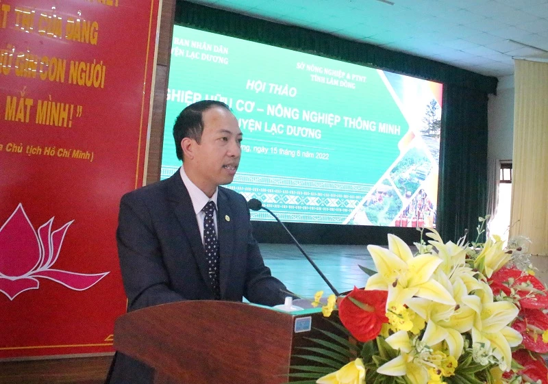 Ông Sử Thanh Hoài - Chủ tịch UBND huyện Lạc Dương phát biểu tại hội thảo.