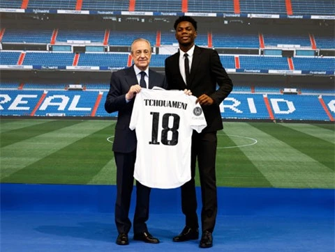 Chủ tịch Florentino Perez của Real Madrid chào đón tân binh Aurelien Tchouameni tại trung tâm Valdebebas