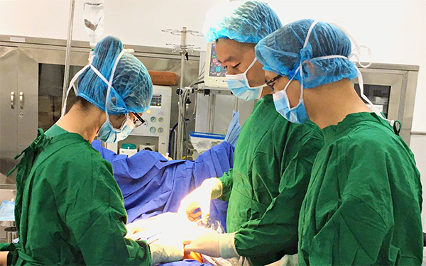 các BS khoa Ngoại, Bệnh viện đa khoa Gia Đình (Đà Nẵng) thực hiện ca phẫu thuật nội soi cắt bỏ đoạn ruột non chứa khối u cho bệnh nhân Nguyễn Văn H
