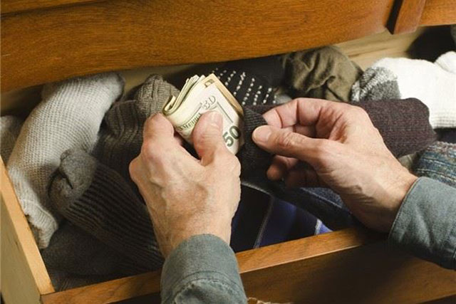 Phát điên khi phát hiện bí mật về cọc tiền chồng giấu trong ngăn kéo