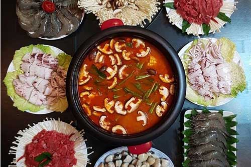 Cách nấu lẩu thái hải sản chua cay ngon chuẩn vị, cả nhà xuýt xoa ngày mưa