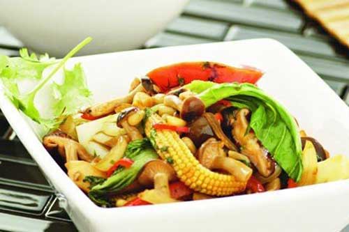 Xào rau củ nên thêm nước lạnh hay nóng mới đúng, câu trả lời gây bất ngờ