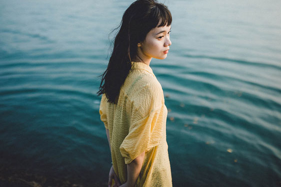 Chồng tối ngày than nghèo kể khổ, tôi ngây thơ tin thật cho đến khi đọc dòng email tiền tỷ và chiếc thẻ đen trong ví của anh