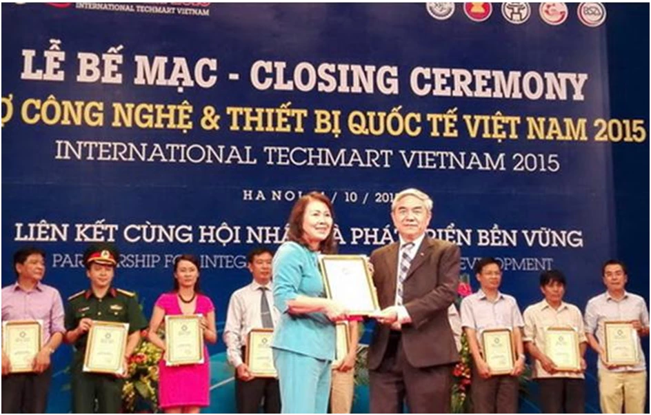 Bộ trưởng Bộ KH&CN Nguyễn Quân trao giải thưởng Techmart 2015 cho PGS.TS.Hứa Thị Huần - Giám đốc Công ty TNHH Kỹ Nghệ Nhiệt Và Môi Trường CAXE.