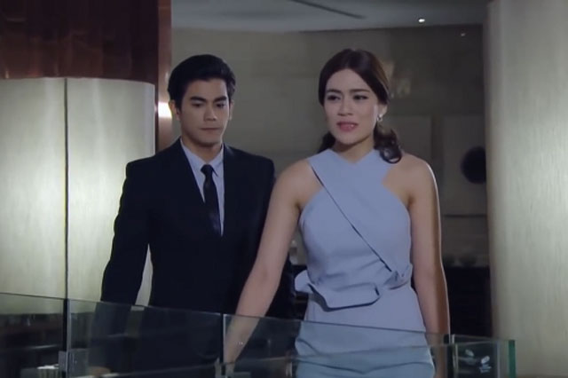 Sếp mời đến nhà dự tiệc, gặp một người phụ nữ sang trọng bước xuống từ xe ô tô, nghe danh tính, tôi tái mặt vội lủi trốn