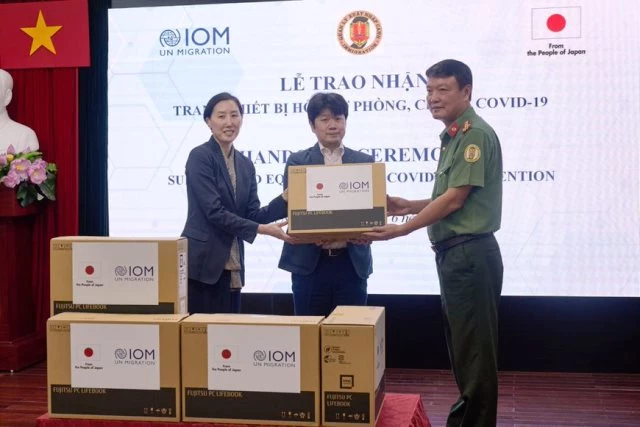 Trao tặng trang thiết bị cho đại diện Cục Quản lý Xuất nhập cảnh Việt Nam.