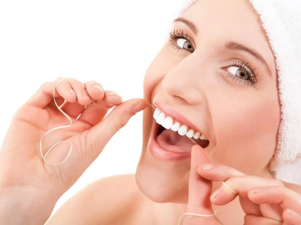 Chỉ nha khoa phải dùng thế nào để không gây tổn hại cho răng?