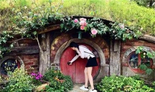 Khám phá Làng Hobbit phiên bản đời thật: Dân làng đều cao chưa đến 1 mét, 70 tuổi vẫn xuống đồng làm việc, bình yên không khác gì xứ sở thần tiên - Ảnh 6.