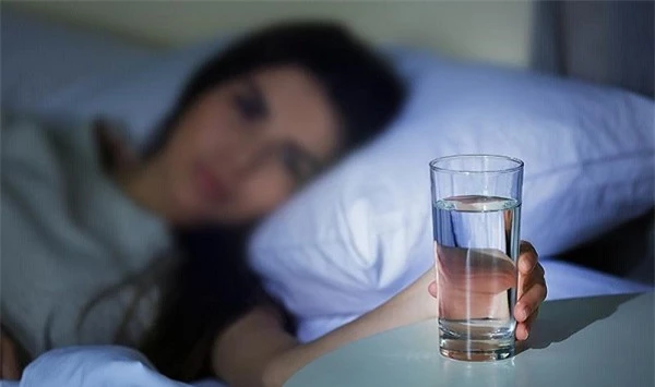 Uống nước trước khi đi ngủ có hại thận? - Kênh y tế Việt Nam