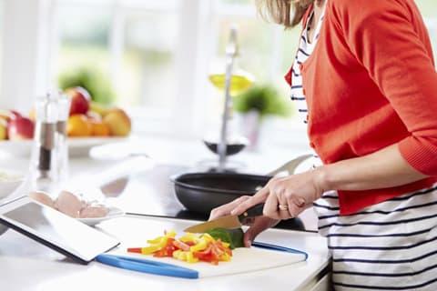 Nửa đêm thức giấc pha sữa cho con, tôi bất ngờ phát hiện sự thật bất ngờ về cô giúp việc bao năm