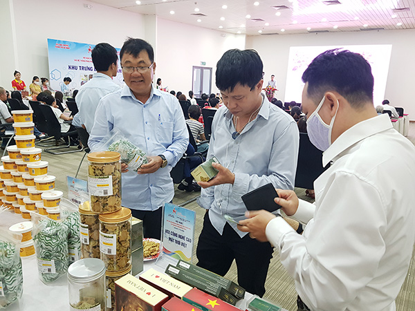 Trưng bày, giới thiệu sản phẩm của Đà Nẵng tại hội nghị kết nối sản phẩm của TP Đà Nẵng vào hệ thống phân phối trên địa bàn năm 2022 do Sở Công Thương Đà Nẵng tổ chức ngày 17/6