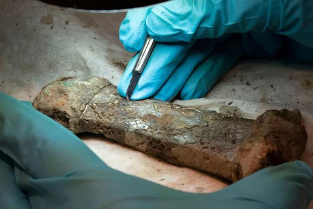 Tái hợp thanh kiếm Viking có chuôi bằng vàng và bạc hơn 1.200 năm tuổi