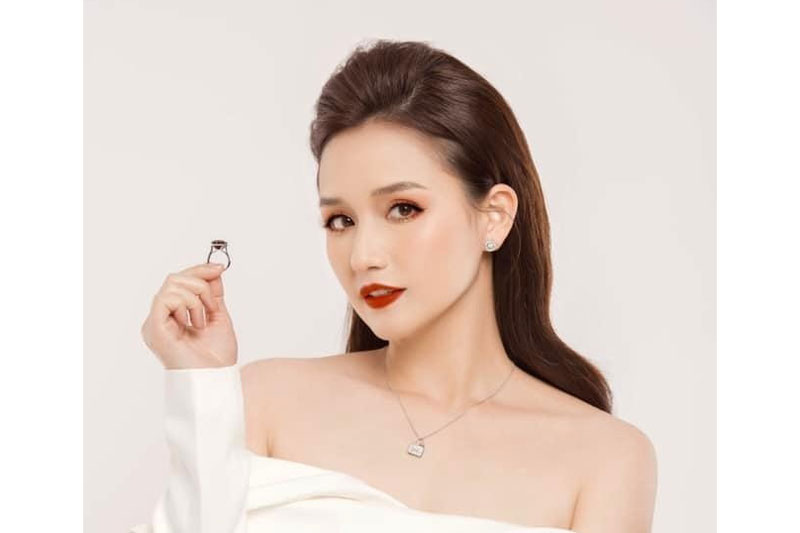 'Vợ 2 Việt Anh' khoe loạt ảnh ướt át, khiến cư dân mạng phải xuýt xoa