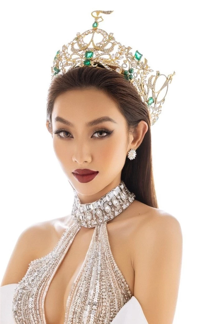 Mừng nửa năm đăng quang, Hoa hậu Thùy Tiên diện thiết kế phô phang vòng 1 'khủng' gây xôn xao