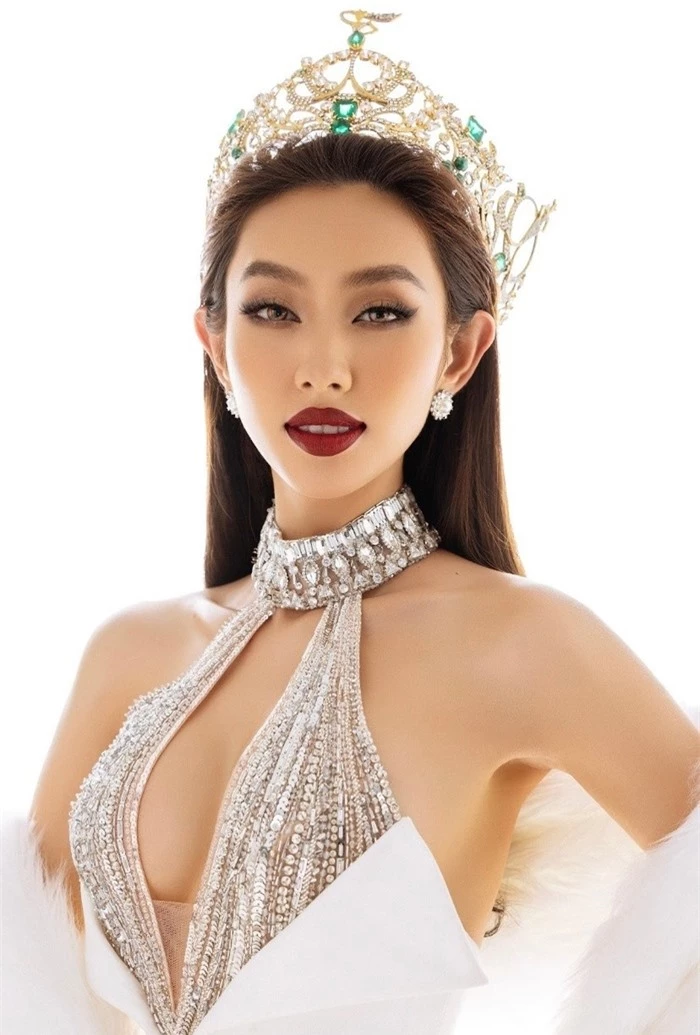 Mừng nửa năm đăng quang, Hoa hậu Thùy Tiên diện thiết kế phô phang vòng 1 'khủng' gây xôn xao