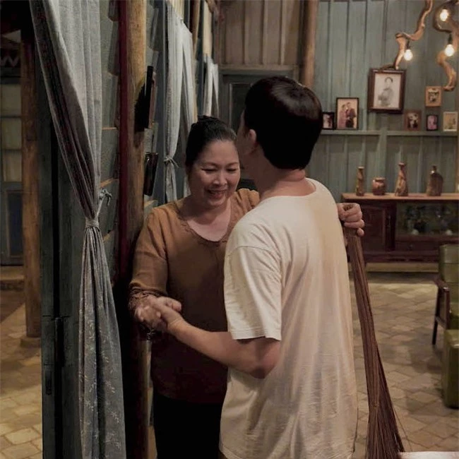 Hữu Châu khóc liên tục, Diễm My nghẹn ngào trong phim về mẹ không thua kém Thương ngày nắng về  - Ảnh 5.