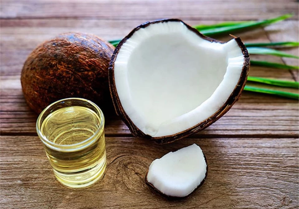 Tắm trắng body với dầu dừa tự nhiên giúp làn da trắng mịn