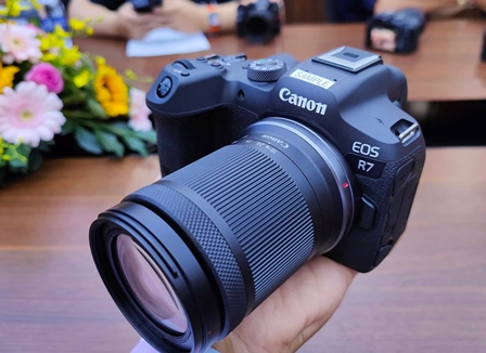 EOS R Canon sử dụng cảm biến APS-C