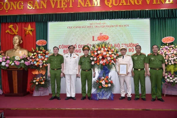 Đảng ủy và lãnh đạo Cục Cảnh sát điều tra tội phạm về ma túy tặng hoa chúc mừng Đại tá Nguyễn Đức Tuấn.