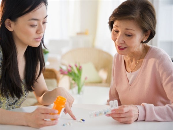 Than thở với hàng xóm vì quá vất vả, nào ngờ ngay tối hôm đó mẹ chồng kéo tôi đi xem một "món quà khổng lồ"