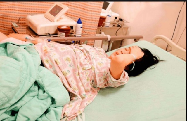 Đưa con dâu đi đẻ, mẹ chồng vừa khóc vừa tự tát mình khi nhìn thấy cháu