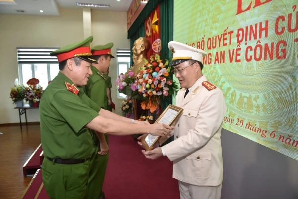 Thừa ủy quyền của lãnh đạo Bộ Công an, đồng chí Thiếu tướng Nguyễn Văn Viện, Cục trưởng C04 trao quyết định bổ nhiệm cho đồng chí Đại tá Nguyễn Đức Tuấn.