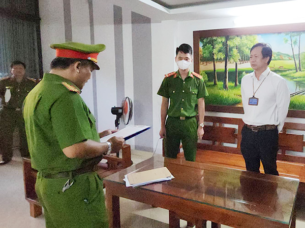 Cơ quan Cảnh sát điều tra Công an Đà Nẵng công bố Quyết định khởi tố và thực hiện lệnh bắt tạm giam 4 tháng đối với ông Tôn Thất Thạnh, Giám đốc CDC Đà Nẵng