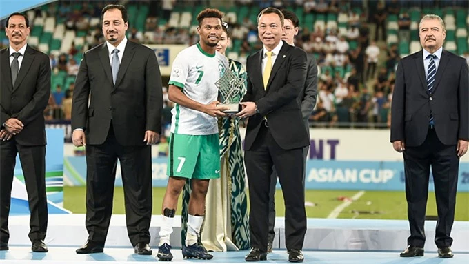 Quyền chủ tịch VFF Trần Quốc Tuấn trao giải Cầu thủ xuất sắc nhất VCK cho Ayman Yahya