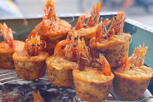 Dạo chơi bến Ninh Kiều mà chưa ăn thử đặc sản bánh cóng thì quả là thiếu sót