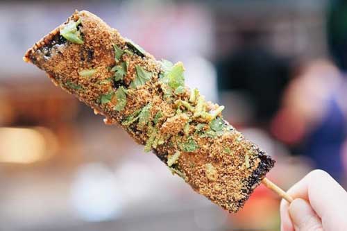 Tưởng que kem nhưng thực chất đây lại là món bánh... tiết lợn độc đáo của xứ Đài