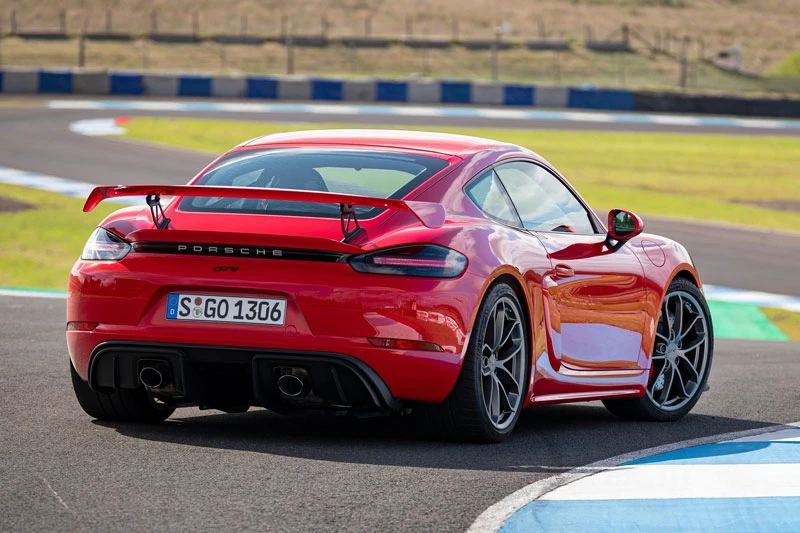 =9. Porsche 718 Cayman GT4 (thời gian tăng tốc từ 0-96 km/h: 4,4 giây).