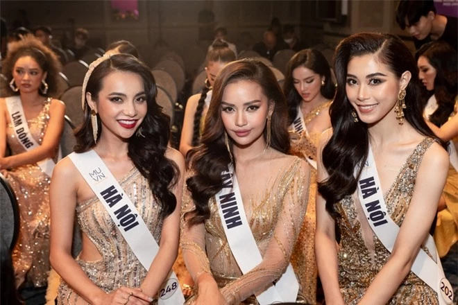 Sự kiện Hoa hậu Hoàn vũ Việt Nam 2022: Khánh Vân nổi bần bật, Top 41 thí sinh đọ sắc trên thảm đỏ, vương miện được công bố - Ảnh 12.