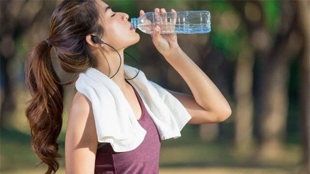 Uống đủ nước nhưng nếu đúng 2 thời điểm này, nước lọc còn tốt hơn thuốc bổ 3