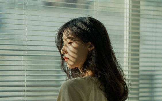 Vừa nhận khối tài sản khổng lồ từ mẹ chồng, ngày hôm sau, tôi điên đảo khi trước cổng nhà xuất hiện vòng hoa tang