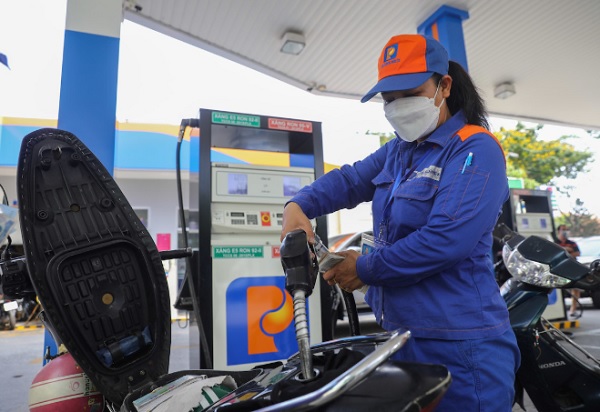 Xăng dầu lại đồng loạt tăng giá mạnh, cao nhất gần 33.000 đồng/lít