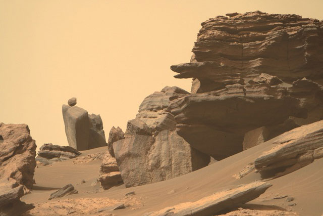 NASA công bố hình ảnh "đầu rắn" chui ra trên hành tinh khác