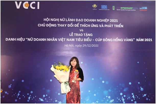 Nữ doanh nhân Trần Thị Thu Trang tại Lễ trao Giải “Cúp bông hồng Vàng 2021”.