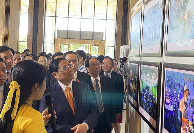 Thủ tướng Chính phủ Phạm Minh Chính và các đại biểu xem Triển lãm ảnh nghệ thuật “Đồng bằng sông Cửu Long - Khát vọng phát triển”. 